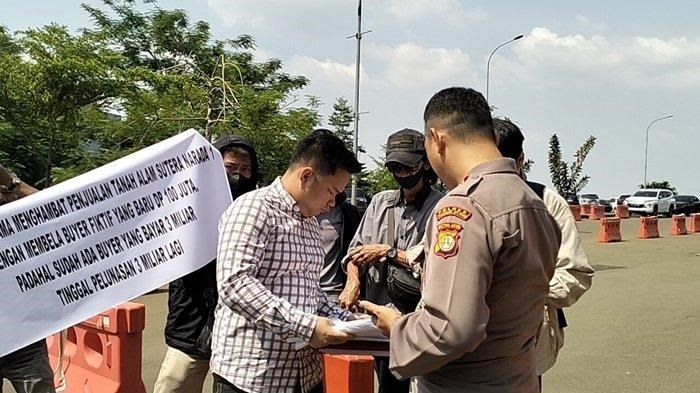 Para korban investasi bodong Indra kenz menggelar aksi di depan Polres Tangsel, terkait transparansi ganti rugi.(Dra)