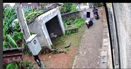 Begal Payudara Terjadi Di Bambu Apus Cuplikan video CCTV aksi begal payudara di Jalan Lele 3 RT 03 RW 05 Bambu Apus, Kecamatan Pamulang, Tangsel, pada Jumat (8/12) siang.(dra)