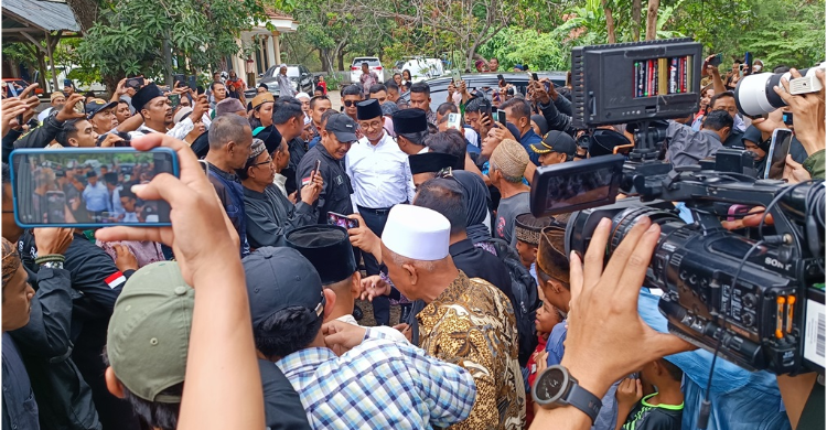 Capres Anies Sowan ke Pesantren Cibogo Cirebon, Minta Doa Para Kiai Foto : Ist