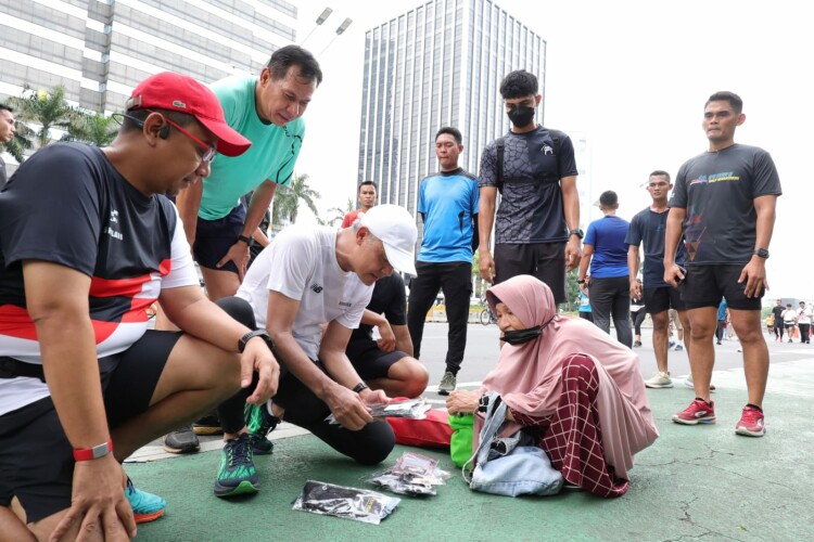 Capres Ganjar Borong Kaos Kaki, Saat Lari Pagi di CFD Jakarta Foto :Ist