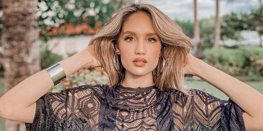 Cinta Laura, Dicium Sang Pacar Foto : Ist