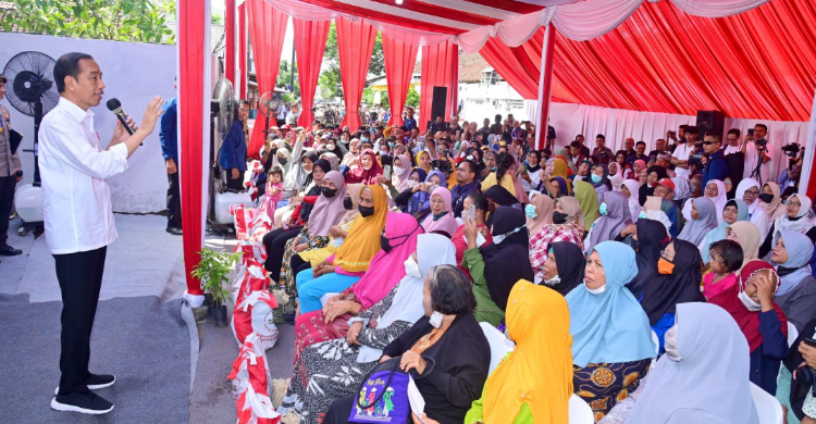 Di Banyuwangi Jokowi Bagikan BLT El Nino Foto : Ist