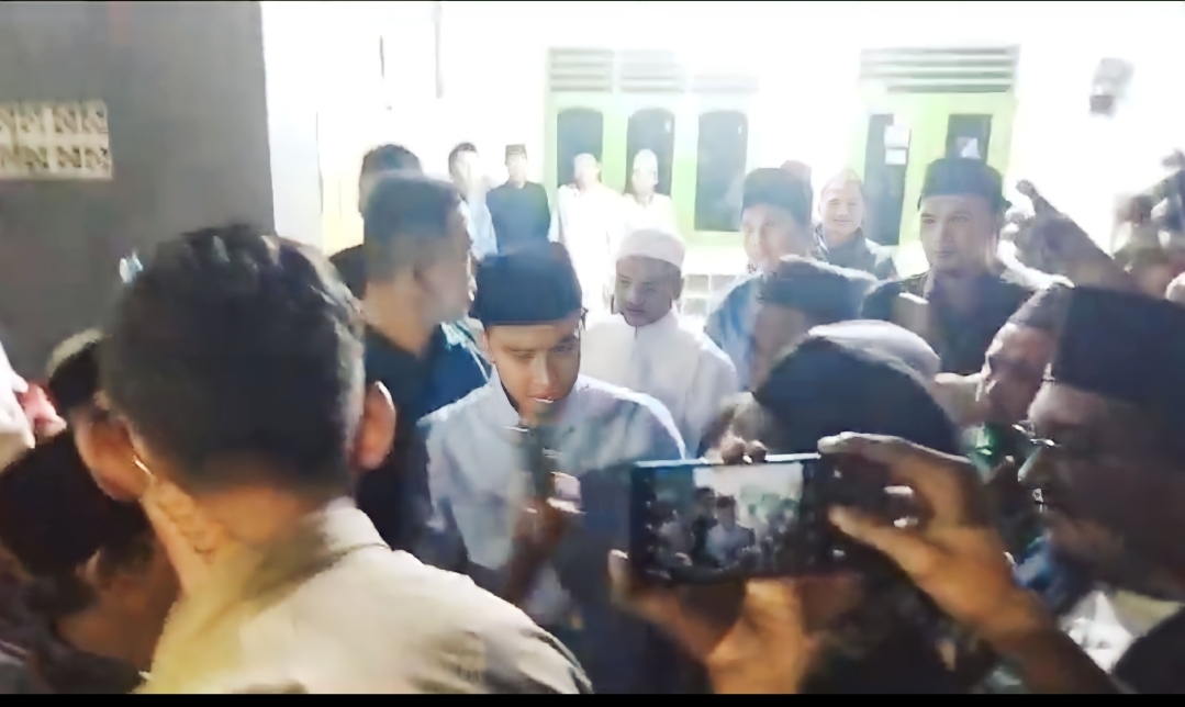 Calon Wakil Presiden Gibran Rakabuming Raka saat mengunjungi kediaman Abuya Muhtadi di Cidahu, Pandeglang, Jumat (8/12/2023). (Ist)