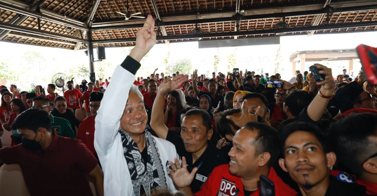Ganjar Ajak Generasi Muda Contoh Prinsip Abuya Muhtadi Saat Diterpa Godaan Foto : Ist