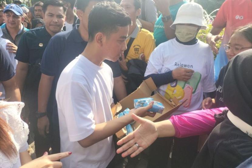 Gibran Bagi-bagi Susu di CFD Foto : Ist