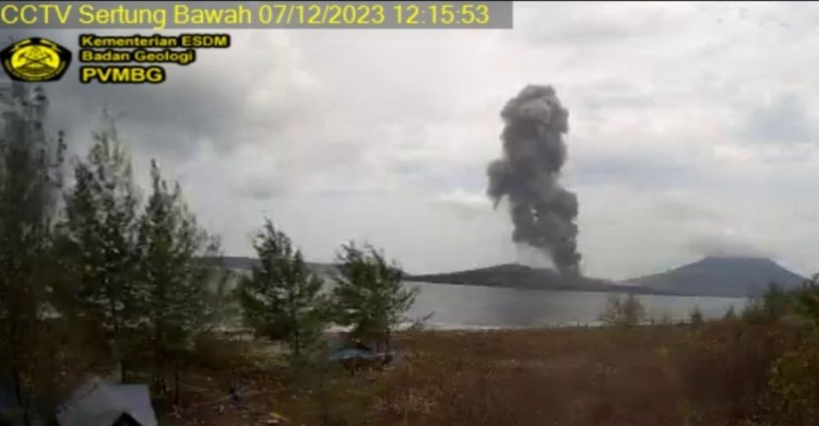 Gunung Anak Krakatau Batuk-Batuk Terus, Statusnya Level III Waspada Foto : Ist