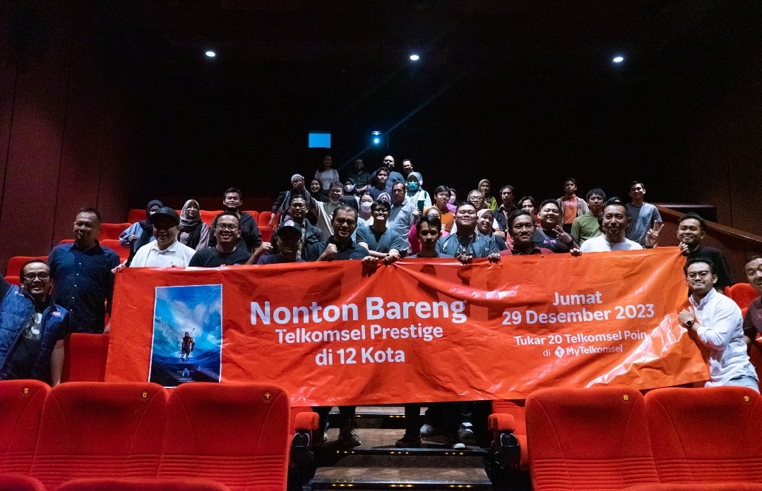 Pelanggan setia	Telkomsel menikmati nonton bareng Aquaman melalui program loyalitas Telkomsel Prestige, di XXI Living World, Kota Tangerang Selatan, Jumat (29/12/2023). (Ist)