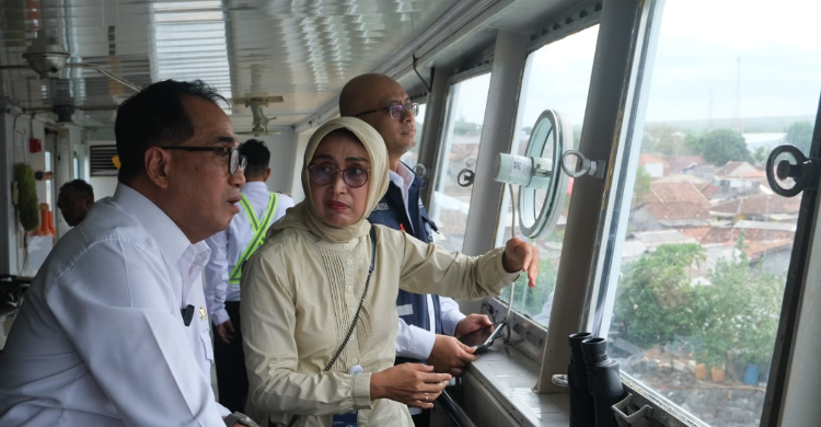 Jelang Libur Nataru, ASDP Terapkan Strategi Khusus Dirut ASDP Ira Puspadewi bersama Menhub Budi Karya Dumadi saat meninjau penyeberangsn Bakauhuni