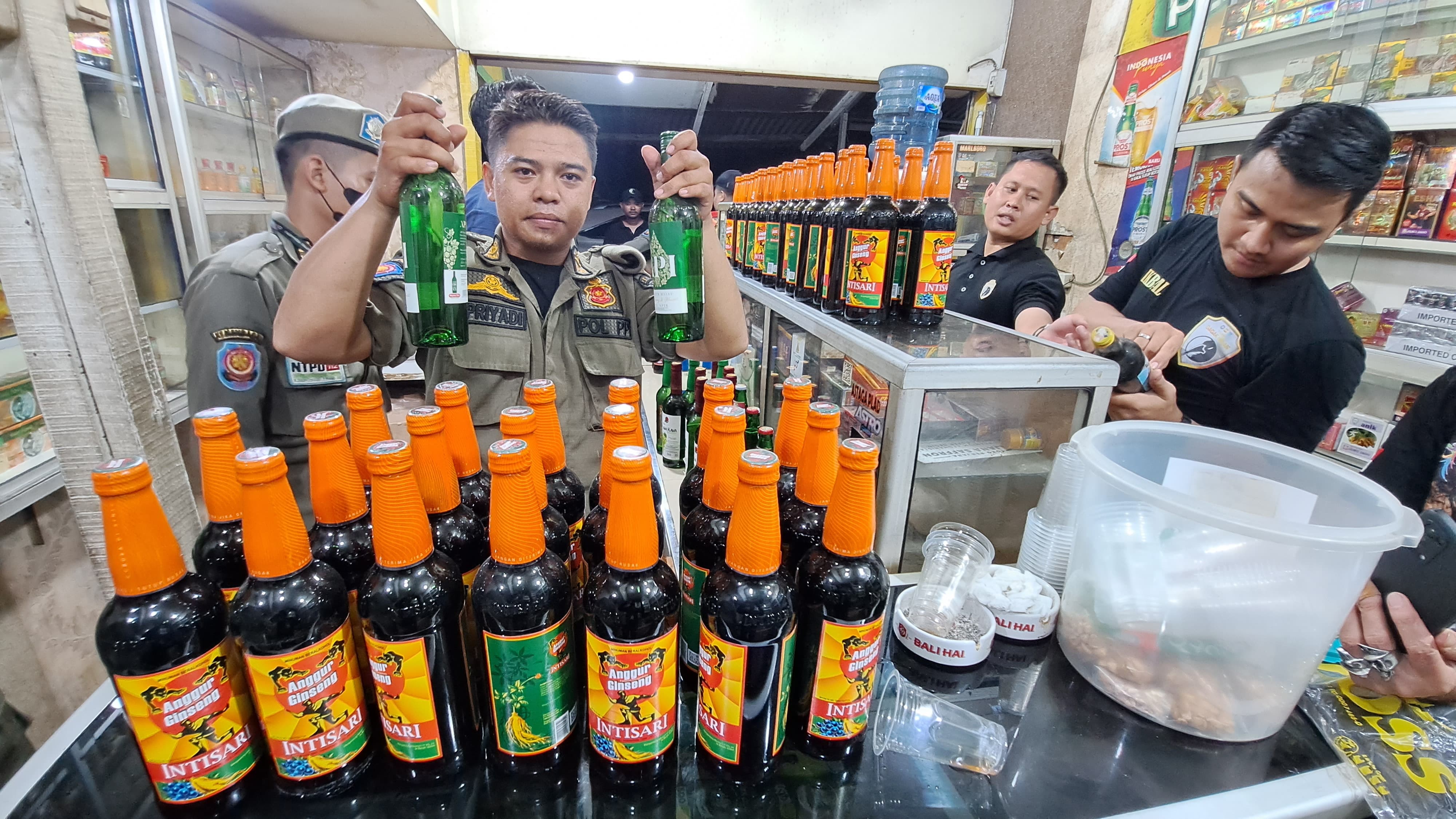 Jelang Malam Pergantian Tahun, Satpol PP Tangsel Sita Ratusan Botol Miras Foto : Ist