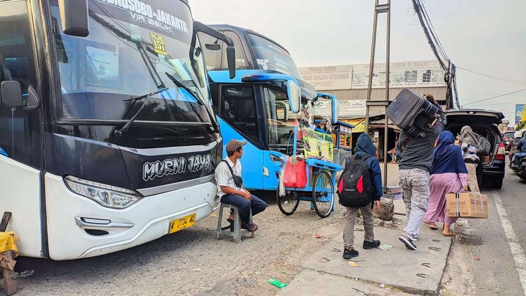 Jelang Nataru, Harga Tiket Bus Mulai Naik Suasana para pemudik yang memanfaatkan momen libur Nataru tahun ini, di satu terminal bayangan yang ada di Ciputat, Selasa (19/12).(Dra)