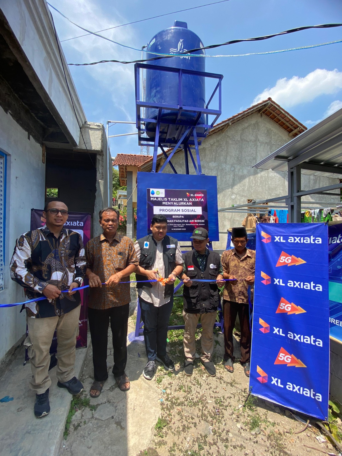 Karyawan XL Axiata Bangun Sarana Air Bersih di Brebes Peresmian proyek sarana air bersih di Kabupaten Brebes, Sabtu (16/12). (Ist)