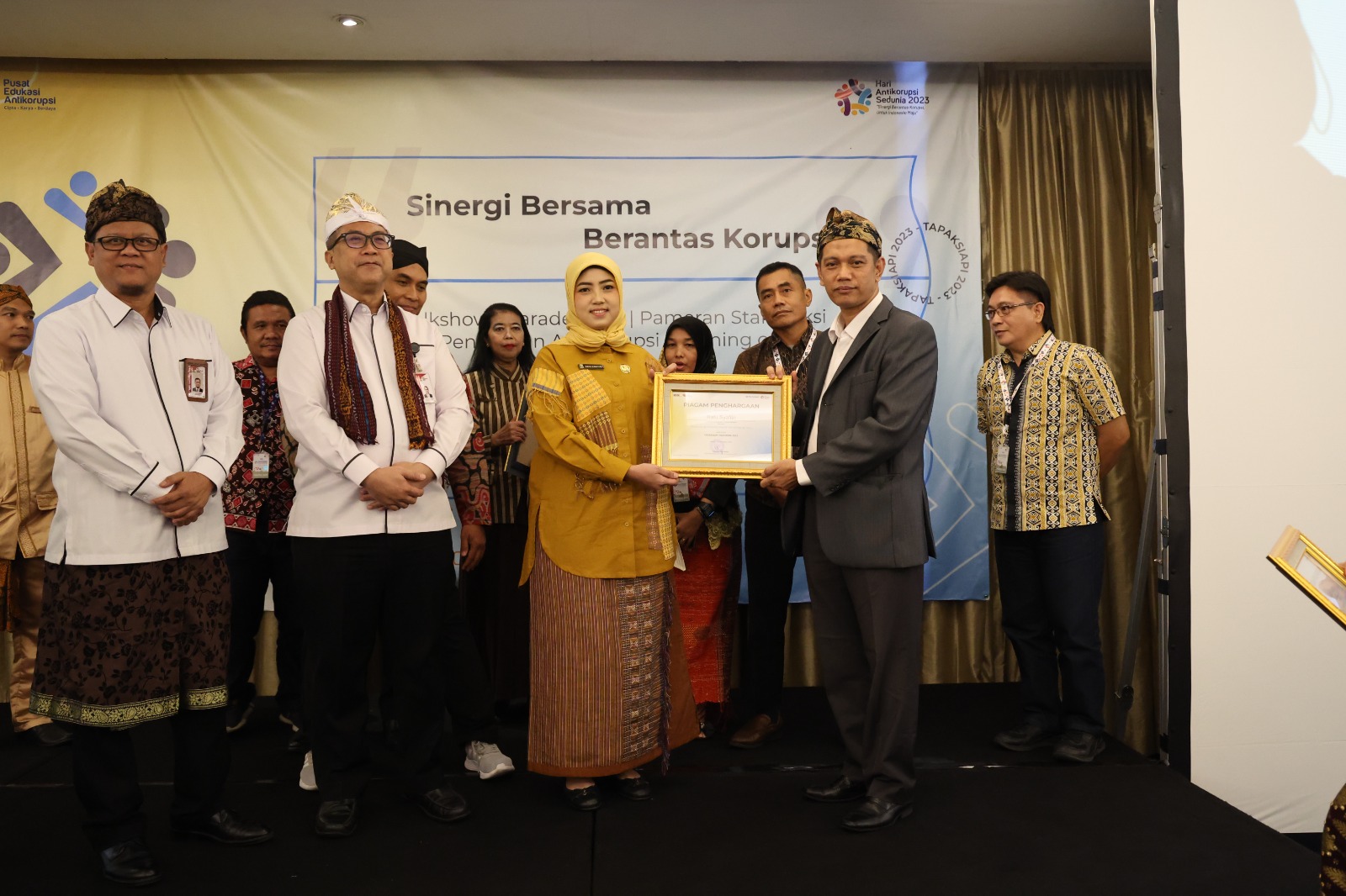 Ketua FORPAK Banten Terima Penghargaan KPK Foto : Ist