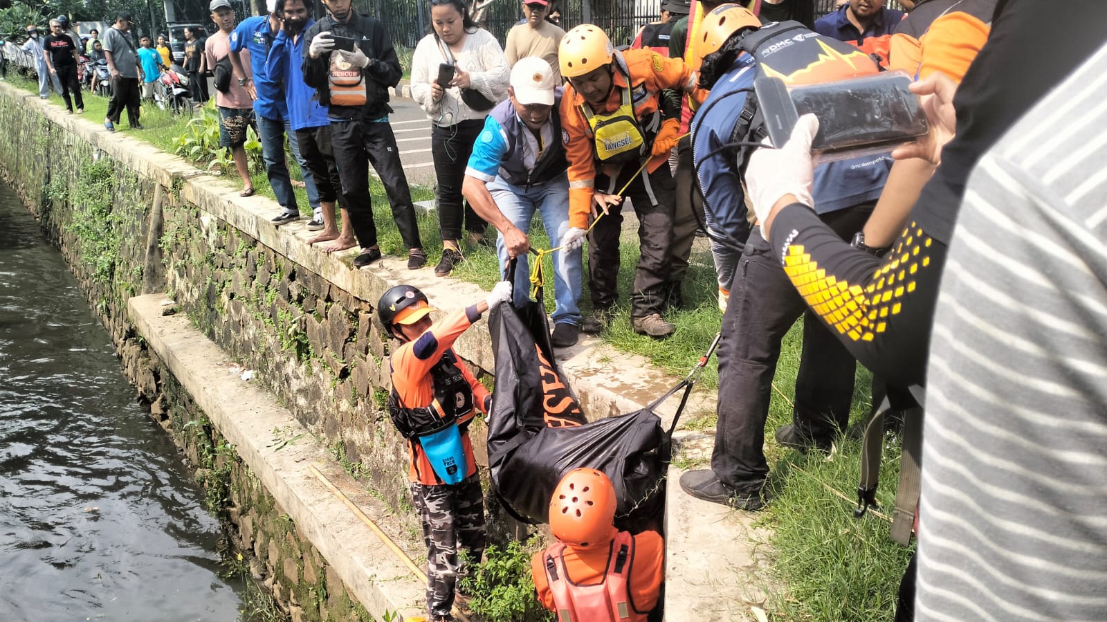 Korban Tenggelam di Pamulang Ditemukan, Jasadnya Terseret Hingga Ke Wilayah Pondok Aren Foto : Ist
