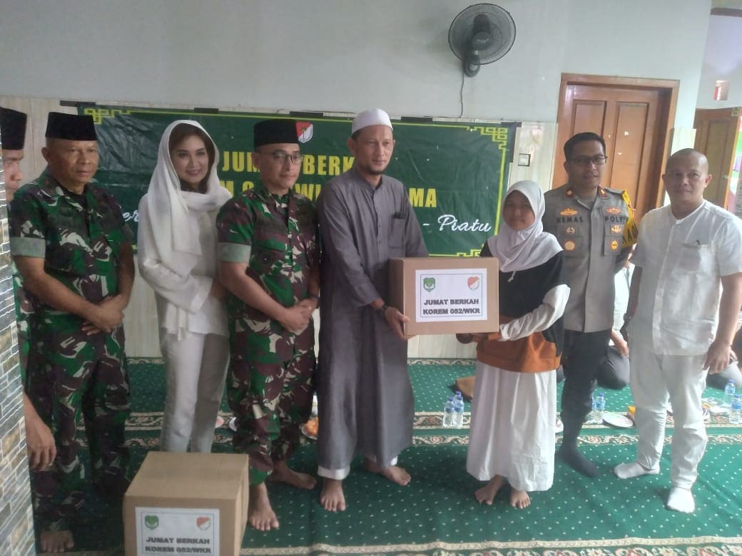 Korem 052 Wijayakrama dan UMKM Tangguh Berkibar Salurkan Bantuan ke Yayasan Raudhatul Hikmah Foto : AY