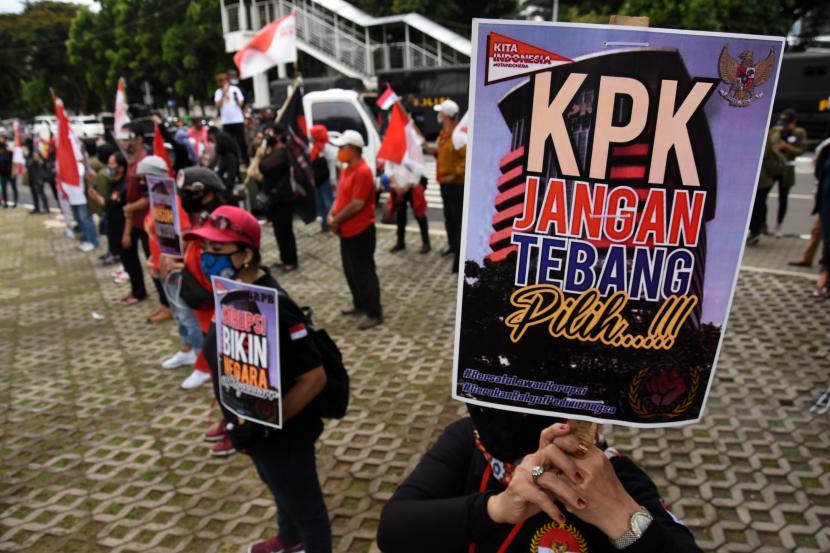 KPK Harus Segera Tangkap Kakap Lagi, Agar Citranya Kembali Positif Demo di gedung KPK. Foto : Ist