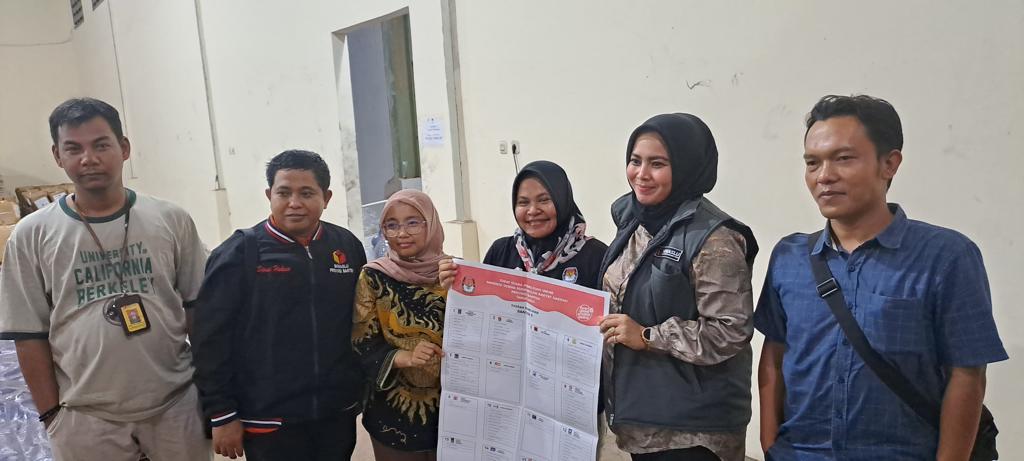 KPU Terima 1.044.113 Surat Suara DPRD Banten KPU Kota Tangsel baru menerima surat suara untuk Pileg Caleg DPRD Provinsi Banten, dan saat ini surat suara tengah disimpan di gudang.(dra)