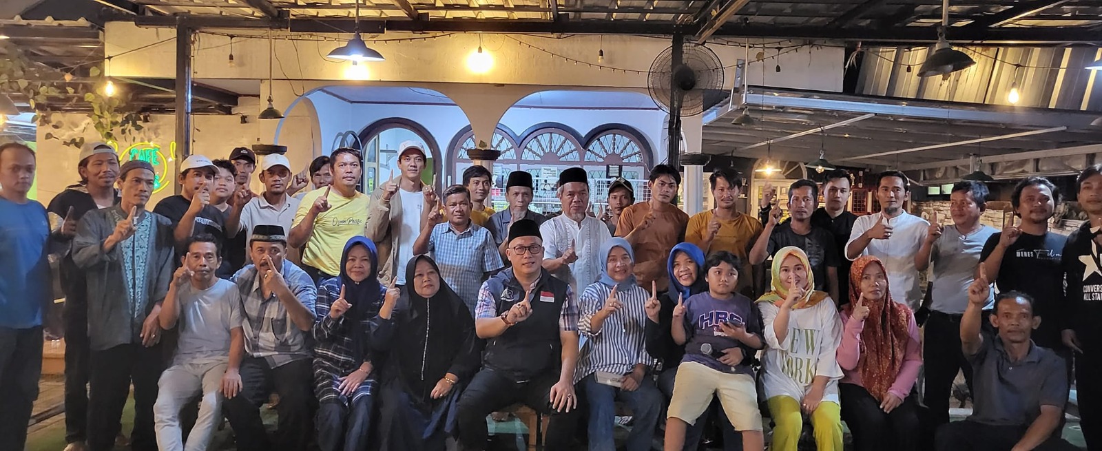 Mantan Sopir Angkot Nyaleg DPR RI Melalui Partai NasDem Caleg DPR RI dari Partai NasDem Dapil Banten 1, Arif Rahman foto bersama relawan di Pandeglang, Kamis (7/12/2023).(Istimewa)