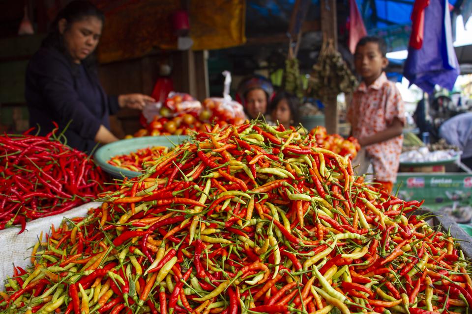 Mendag Kaget, Harga Cabe Rp 120 Ribu Sekilo Pedagang cabe di Pasar Jombang, Tangsel. Foto : Farhan