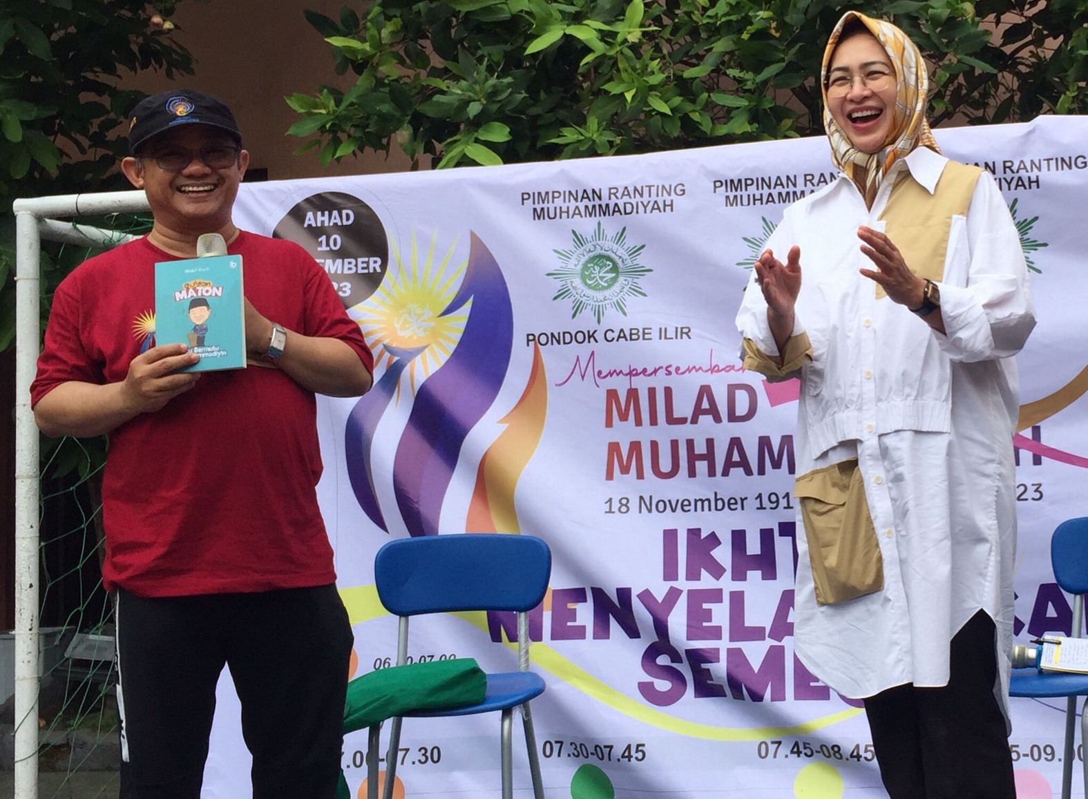 Penuh Guyon, Momen Sekum PP Muhamaddiyah Abdul Mu'ti Hadiahi Buku Kepada Airin Foto : Ist