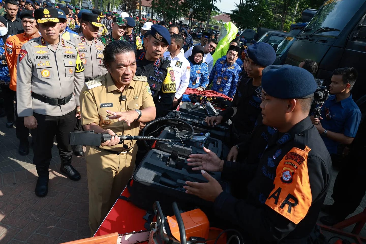 Pj Gubernur Banten Al Muktabar Pimpin Apel Gelar Pasukan dan Peralatan SAR Foto : Ist