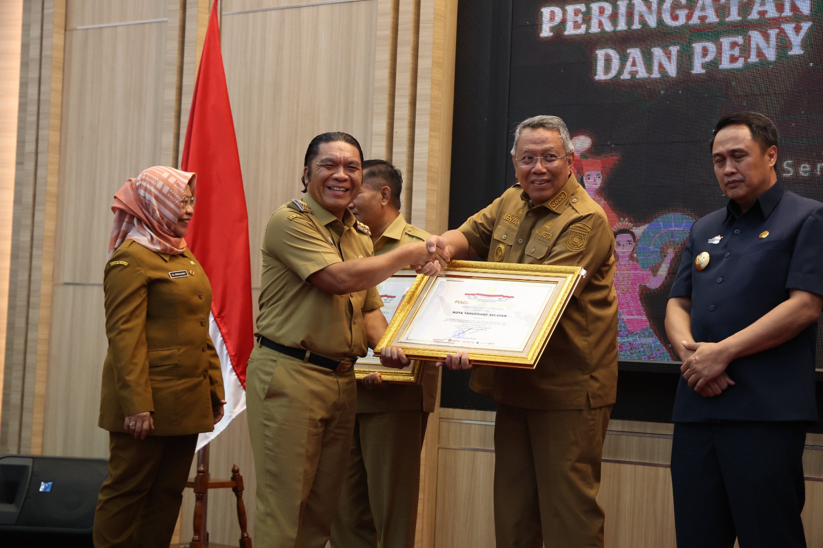 Pj Gubernur Banten Serahkan Penghargaan Pemerintah Kabupaten/Kota Peduli HAM Foto : Humas Pemprov
