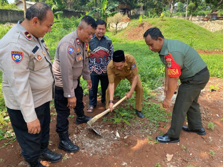 Polres Tangsel kembali menggelar kegiatan tanam ribuan pohon, di lingkungan seluruh Polsek-polsek.(dra)