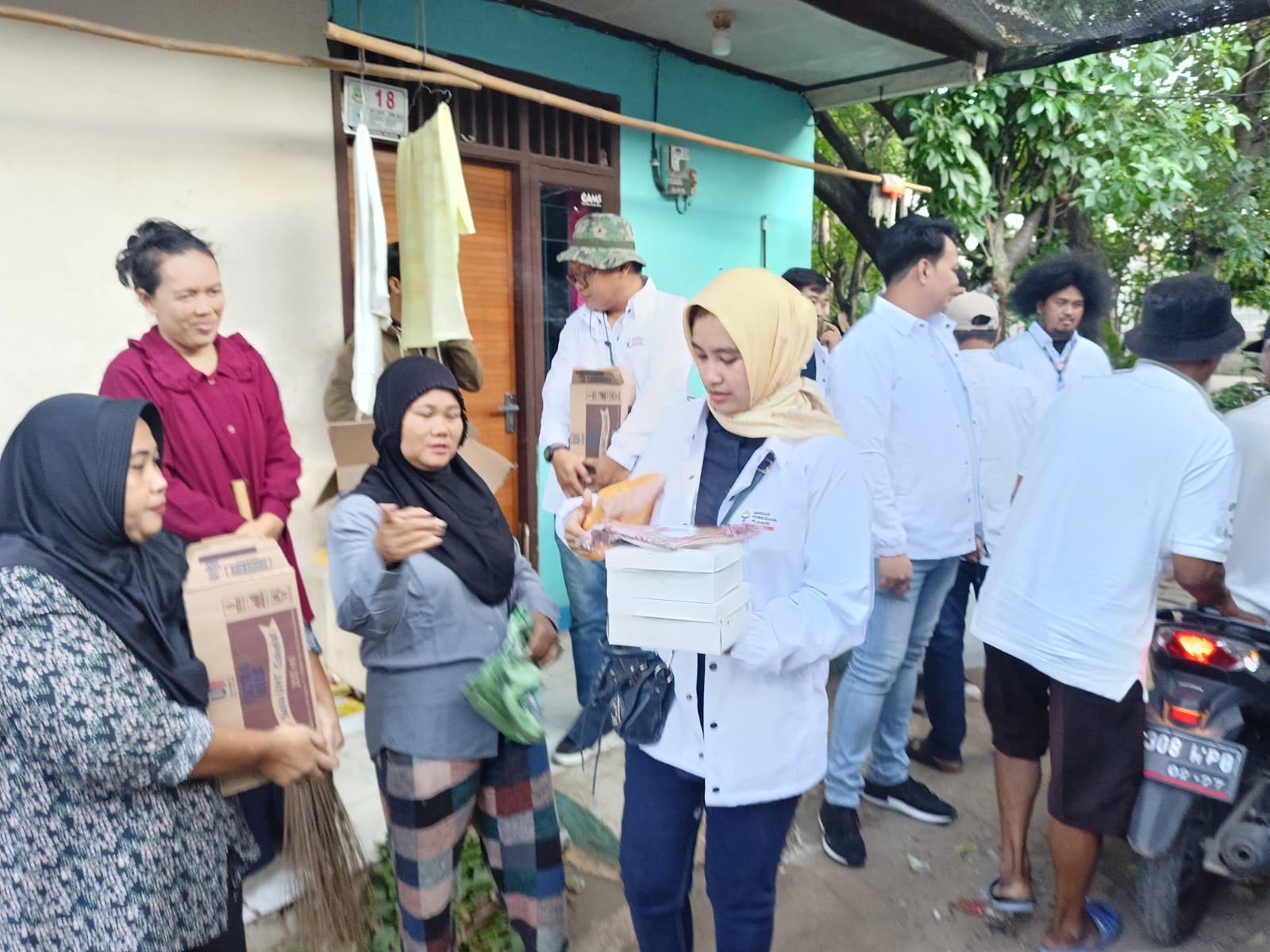 Relawan Prabowo-Gibran Bagi-bagi Susu Ke Warga Lengkong Gudang Timur Relawan BPP Tangsel gelar kegiatan sosialsiasi program Prabowo-Gibran di Serpong, Rabu (12/20).(Dra)