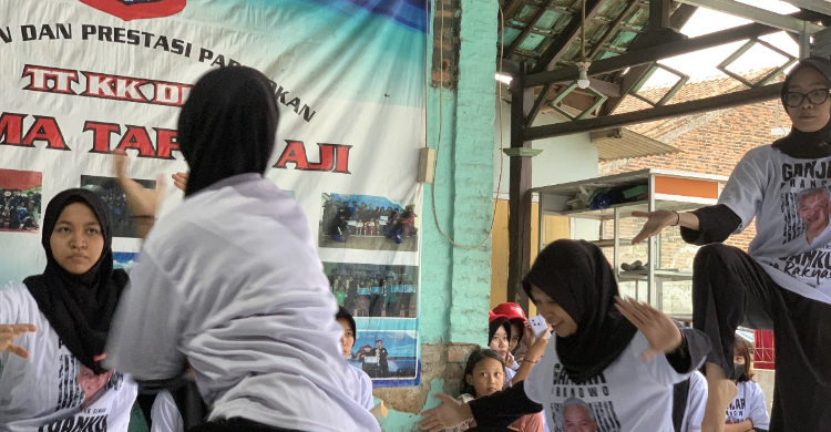 Relawan Srikandi Ganjar Gelar Latihan Silat Di Lebak Banten Foto : Ist