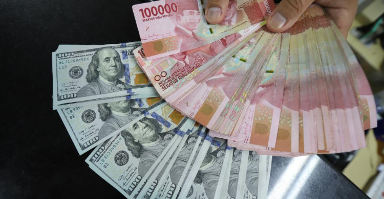 Rupiah Dibuka Lesu, Berada di Level Rp 15.637 Per Dolar AS Foto ': Ist