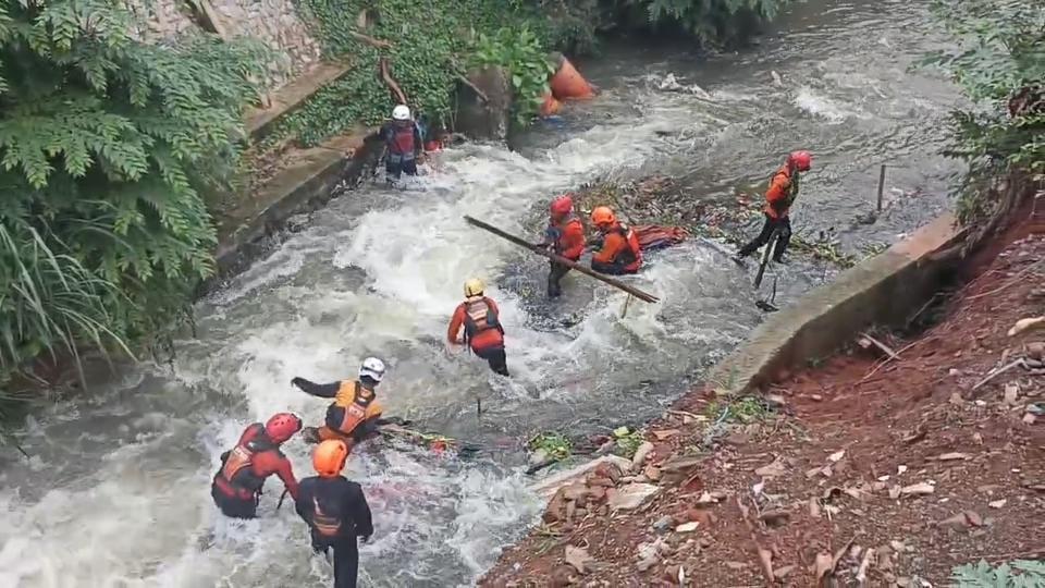 Seorang pedagang pecel lele berinisial MS (32) di Jalan Aria Putra Kedaung, Kecamatan Ciputat, hanyut terseret arus  di sungai area jalan tersebut, Senin (4/12) dini hari.(dra)