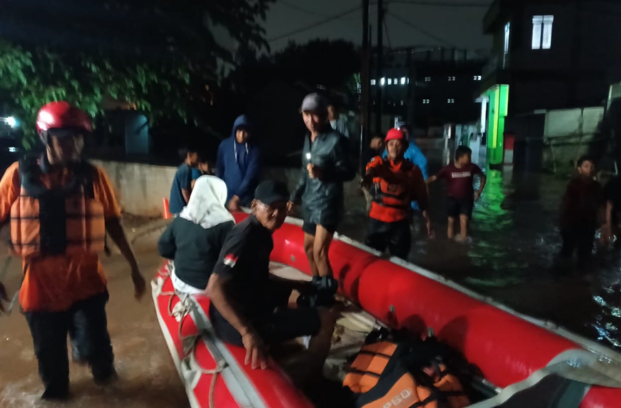 Sejumlah Titik di Tangsel Dikepung Banjir, BPBD Evakuasi Lansia yang Terjebak Foto : Ist