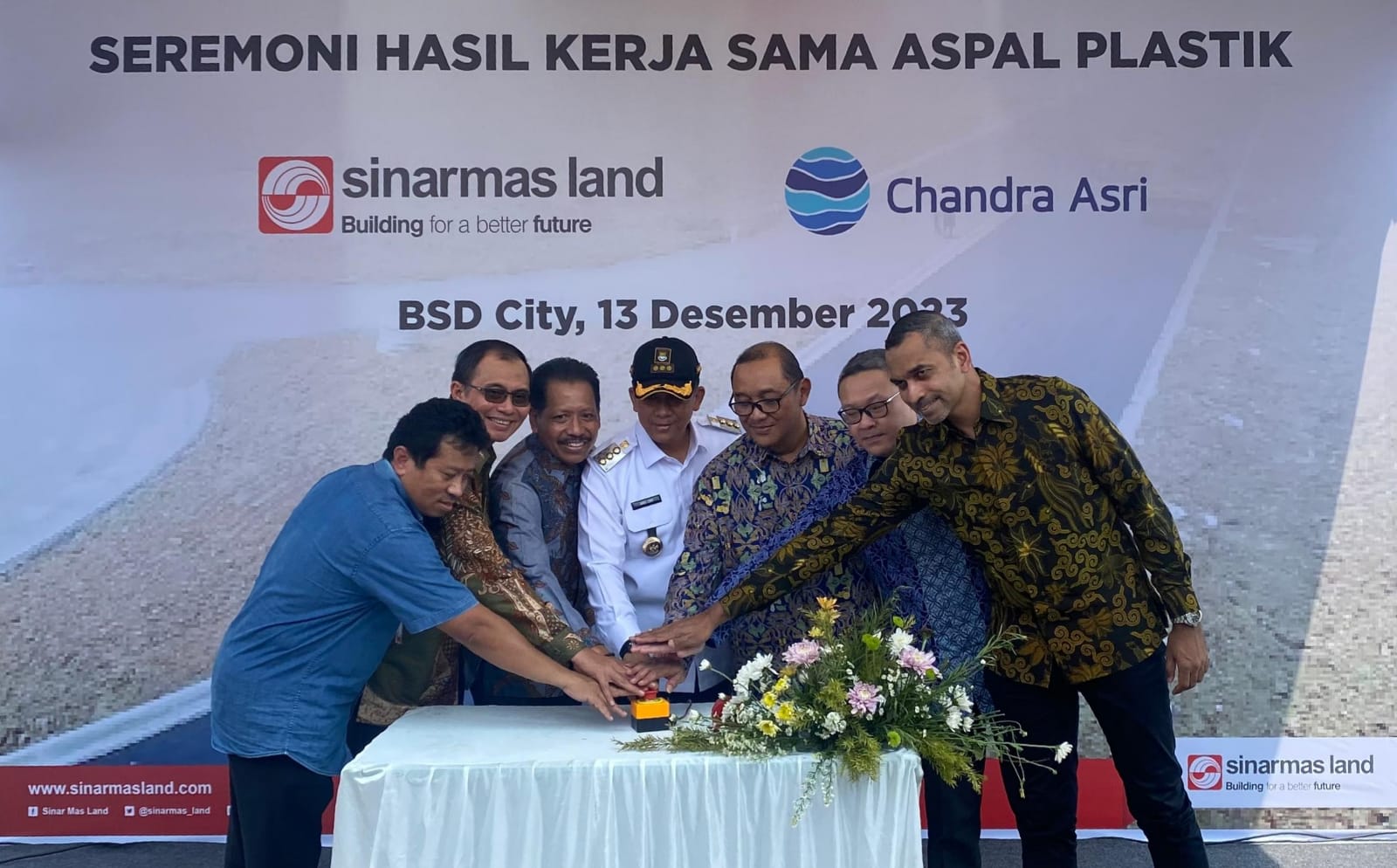 Sinarmas Land dan Chandra Asri Group Resmikan Kerja Sama Pembangunan Jalan Aspal dengan Campuran Sampah Plastik Pj Bupati Tangerang bersama jajaran direksi Chandra Asri Grup dan jajaran direksi Sinarmas Land beserta dari Kementerian PUPR saat menekan tombol dimulai nya kerjasama