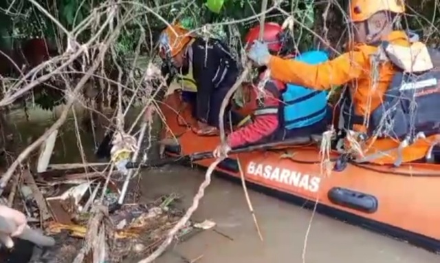 Sudah 3 Hari, MF Bocah Yang Hanyut di Aliran Kali Angke Ciledug Belum Ditemukan Foto : Ist