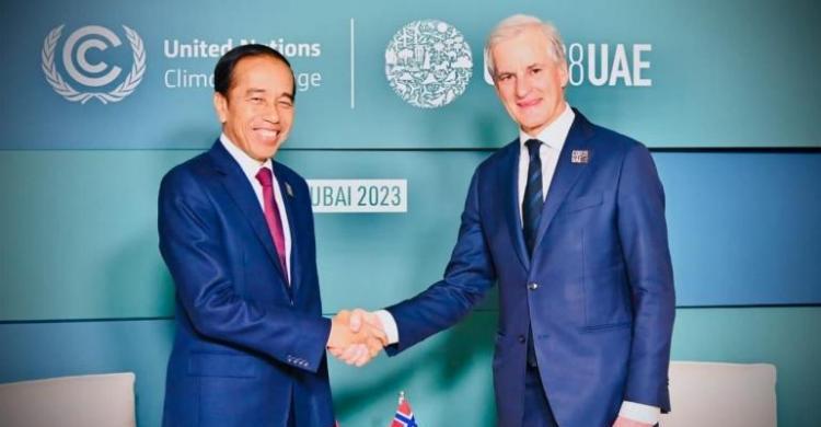 Presiden Jokowi bertemu Perdana Menteri Norwegia Jonas Gahr Støre di sela Konferensi Perubahan Iklim COP ke-28, di Expo City Dubai, Uni Emirat Arab, Jumat (1/12). (Foto: Setpres)