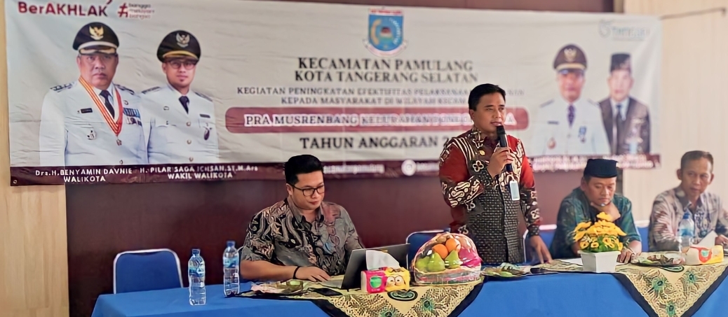 Camat Pamulang Mukroni saat mengadiri kegiatan Pra Musrenbang di Kelurahan. (Dok.Kecamatan Pamulang)