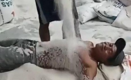 Viral, Oknum Buruh Telanjang Dada ‘Mandi” Beras Bulog di Gudang Foto : Ist