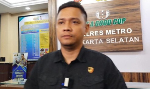 Viral! Sejoli Asyik Mesum Pangku-pangkuan di Ruang VIP Resto Senopati Wakasat Reskrim Polres Metro Jakarta Selatan Kompol Hendrikus Yossi. Foto : Ist
