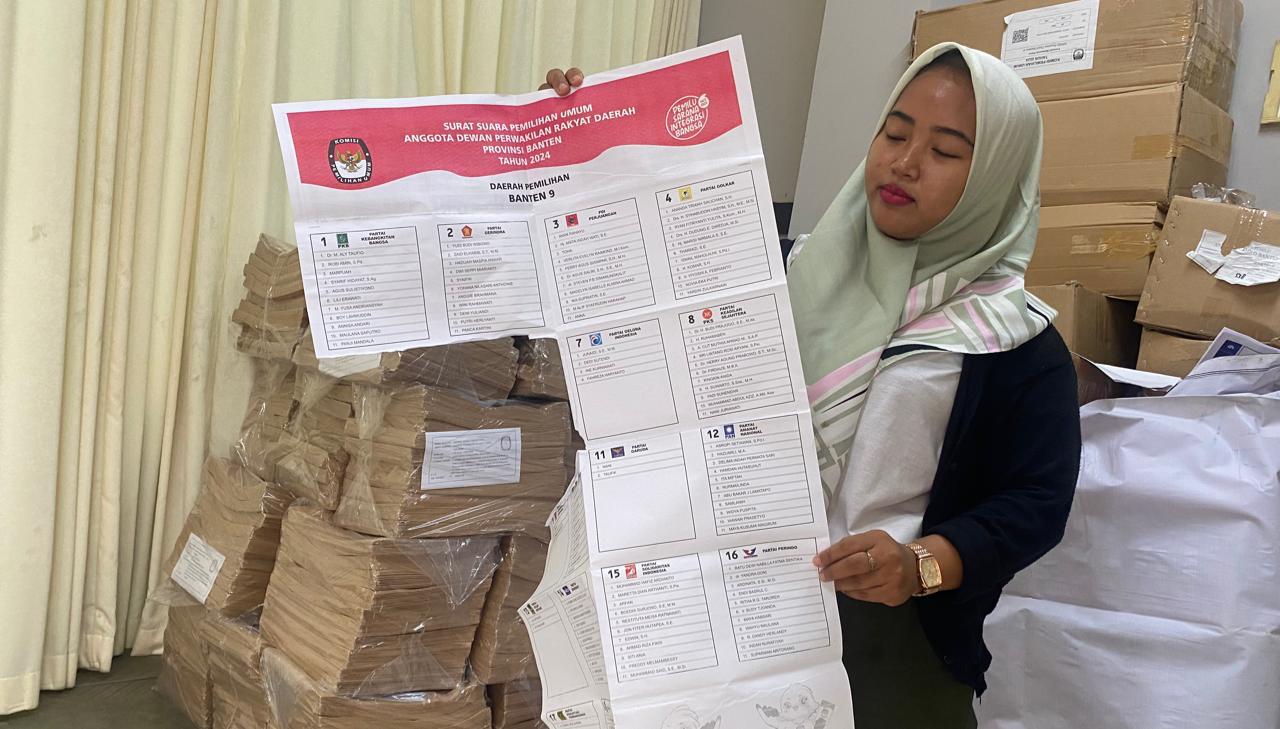 14.752 Lembar Surat Suara Rusak Dimusnahkan H-1 Pencoblosan KPU Tangsel telah menyortor surat suara, hasilnya sebanyak 14.752 dari 5.220.565 lembar lima jenis surat suara rusak.(dra)
