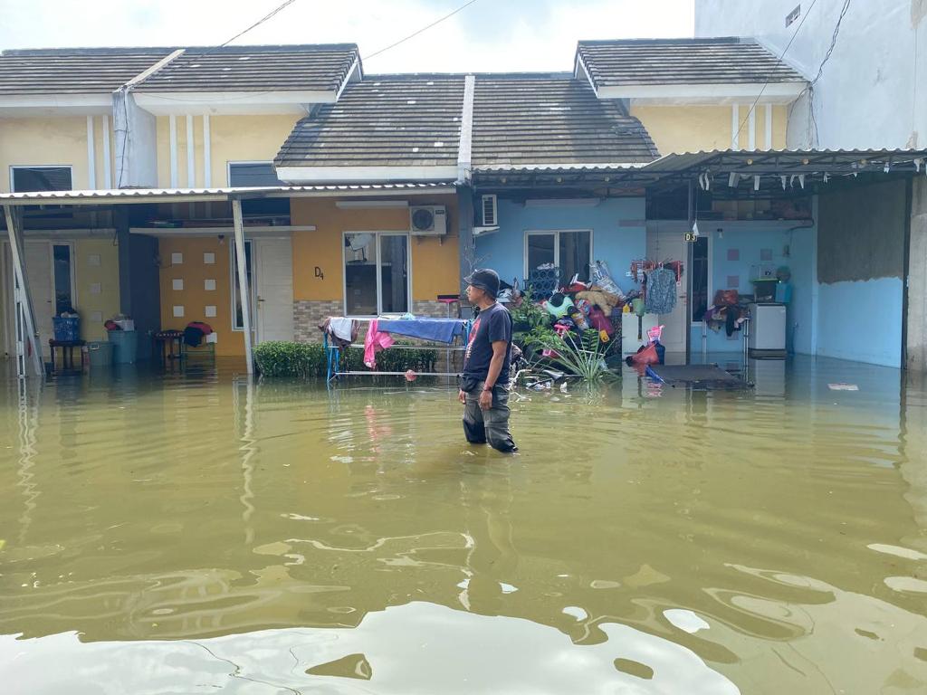 Warga Perumahan Pamulang Orchid Garden, Kelurahan Benda Baru, Kecamatan Pamulang hingga Senin (8/1) masih dilanda banjir, imbah hujan yang terjadi beberapa hari lalu.(dra)