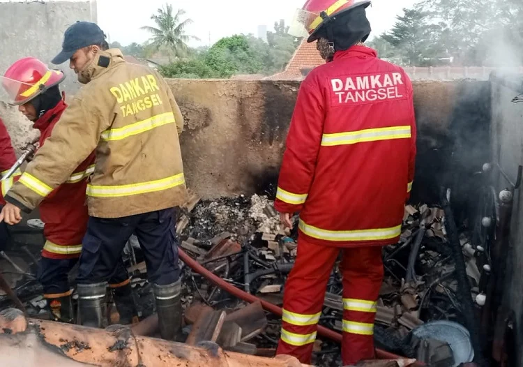 4 Mobil Diterjunkan, Rumah Warga di Ciputat Hangus Terbakar Foto : Ist