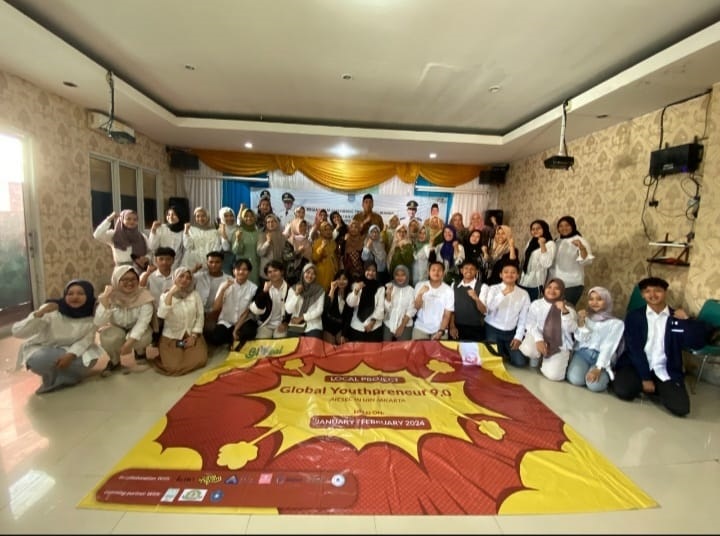 AIESEC UIN Jakarta Gelar Local Project Di Pisangan AIESEC UIN Jakarta fokus dalam bidang pertumbuhan ekonomi dan keluasan lapangan kerja.(mg.1)