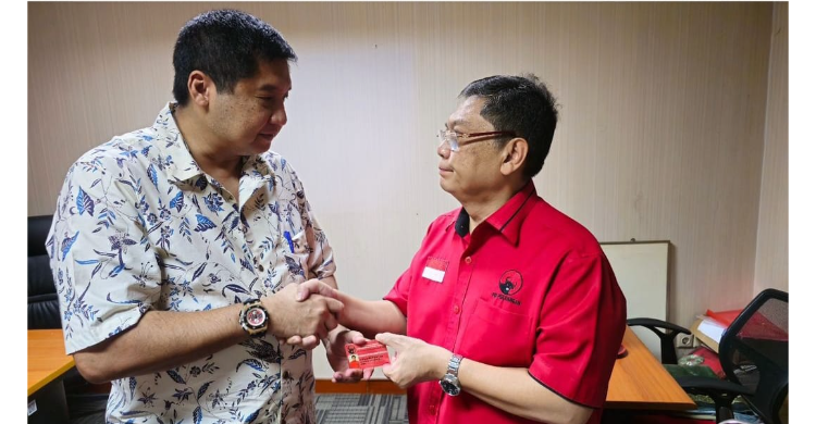 Akankah Maruarar Sirait Berlabuh Di PSI? Maruarar Sirait (kiri) bersama Wakil Sekjen PDIP Utut Adianto (kanan) Foto : Ist