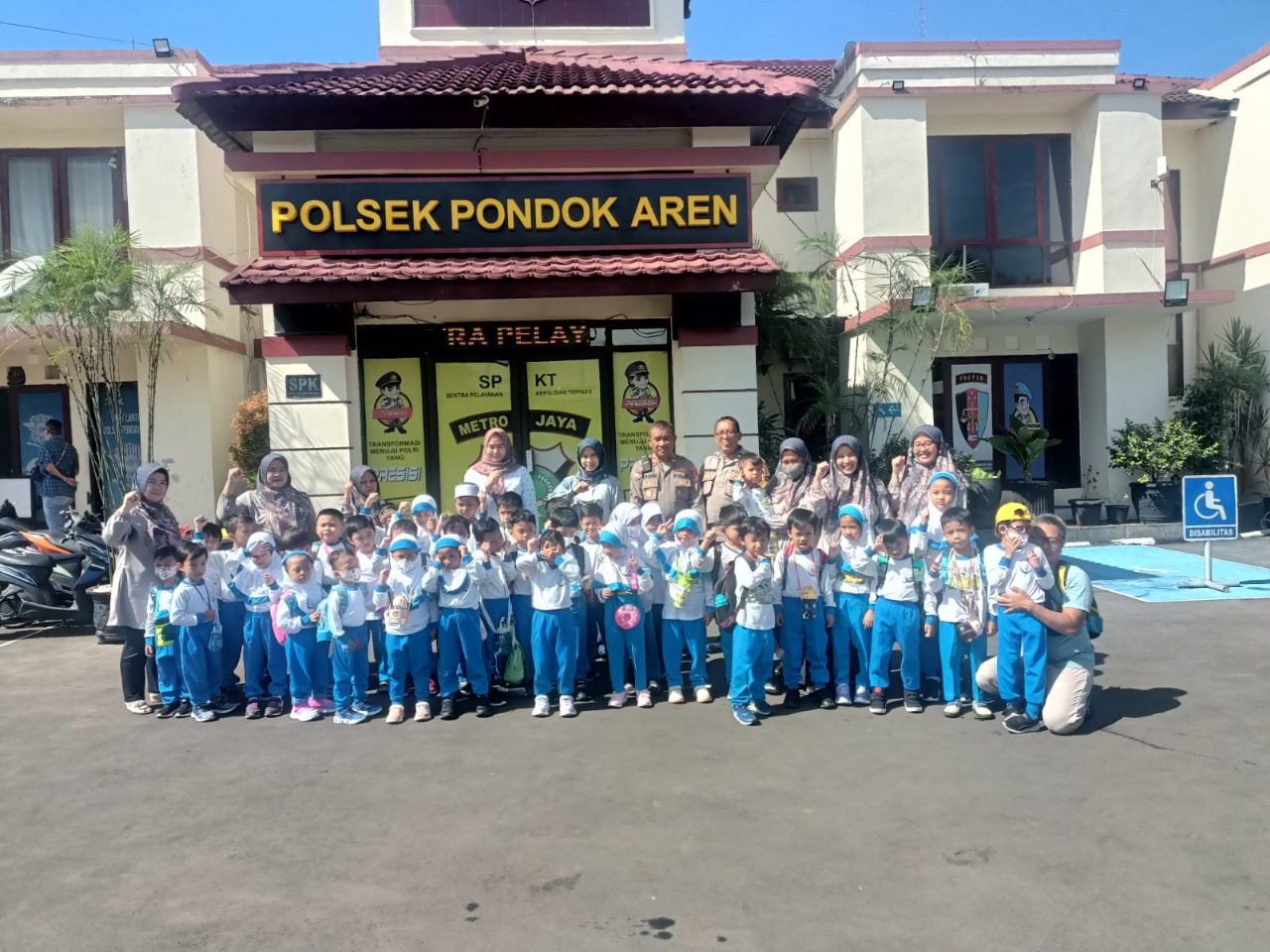 Anak TK Keliling Mapolsek Pondok Aren Tumpangi Mobil Patroli Polsek PONDOK Aren menerima Kunjungan dari dari Taman Kanak-Kanak Mutiara Bunda, Jumat (26/1).(dra)