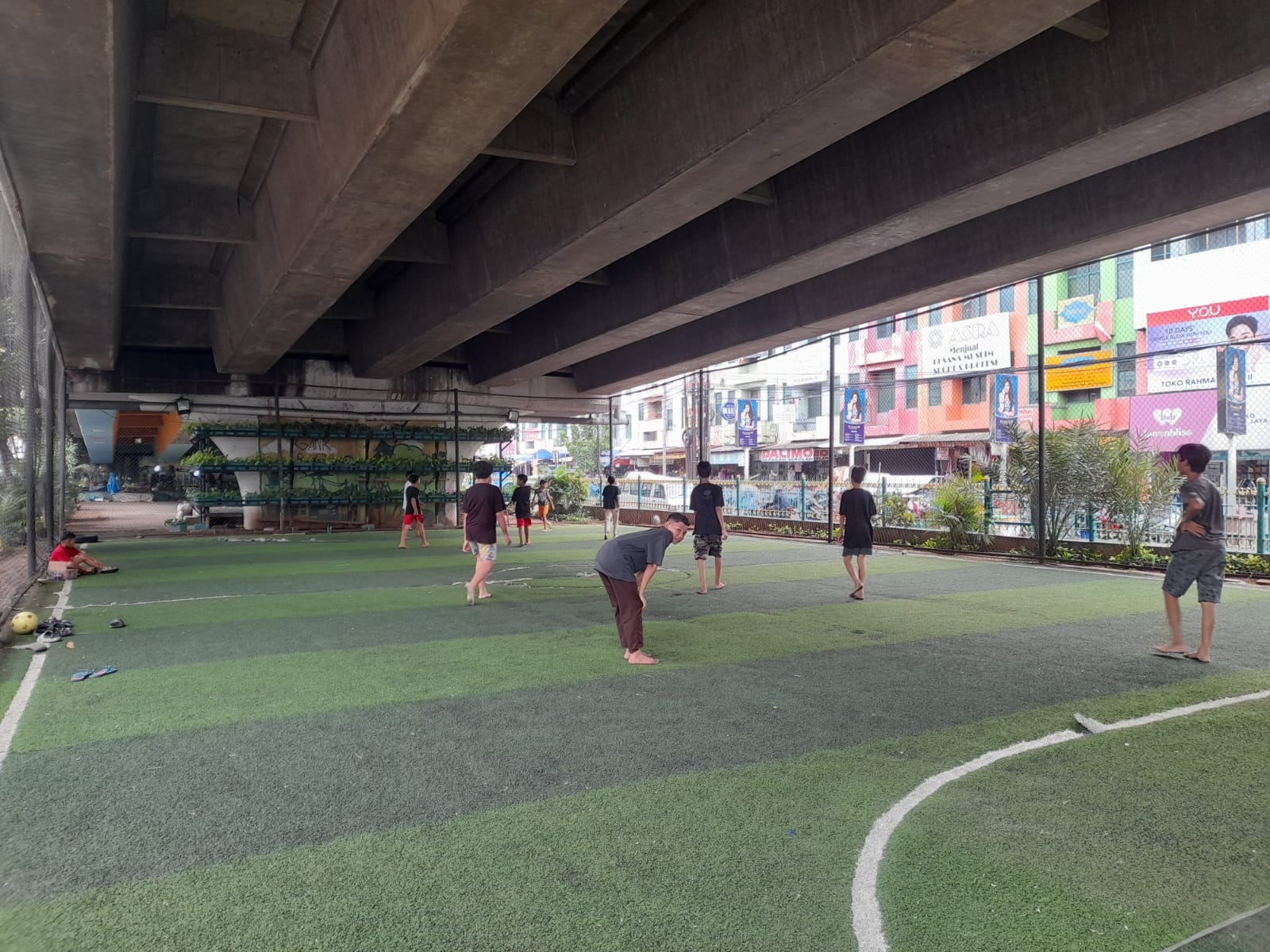 Asyiknya Main Futsal Di Kolong Flyover Ciputat Sejumlah anak terlihat bermain di kolong Flyover Ciputat. (mg1)