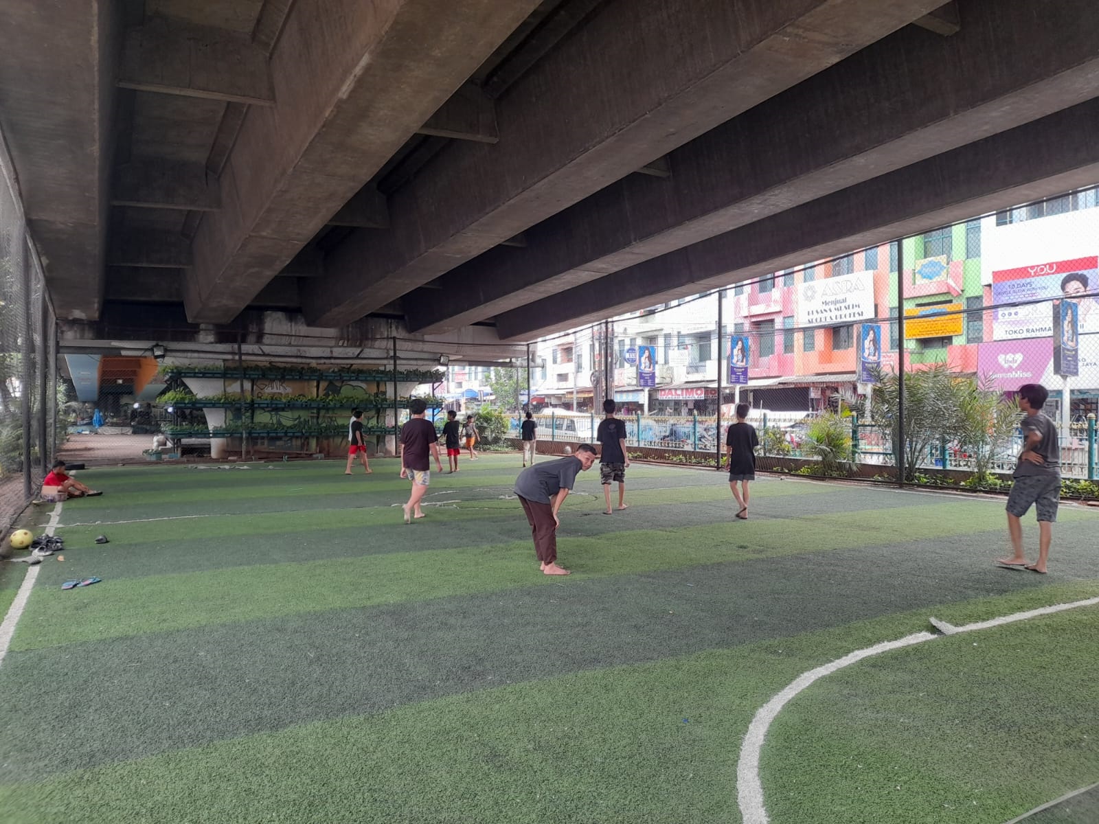 Sejumlah anak terlihat bermain di kolong Flyover Ciputat. (mg1)