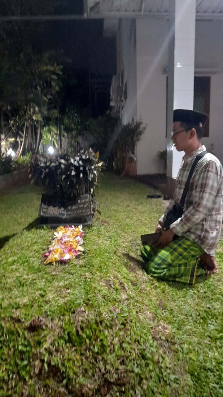 Cerita Peziarah Ke Makam Pendiri Ponpes Darus Sunnah Warga sedang ziarah ke makam KH Ali Mustafa Yaqub di Ciputat Timur. (mg.1)
