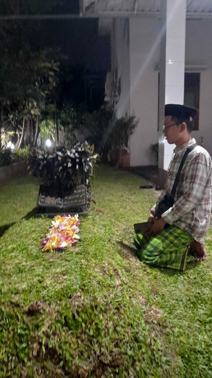 Warga sedang ziarah ke makam KH Ali Mustafa Yaqub di Ciputat Timur. (mg.1)