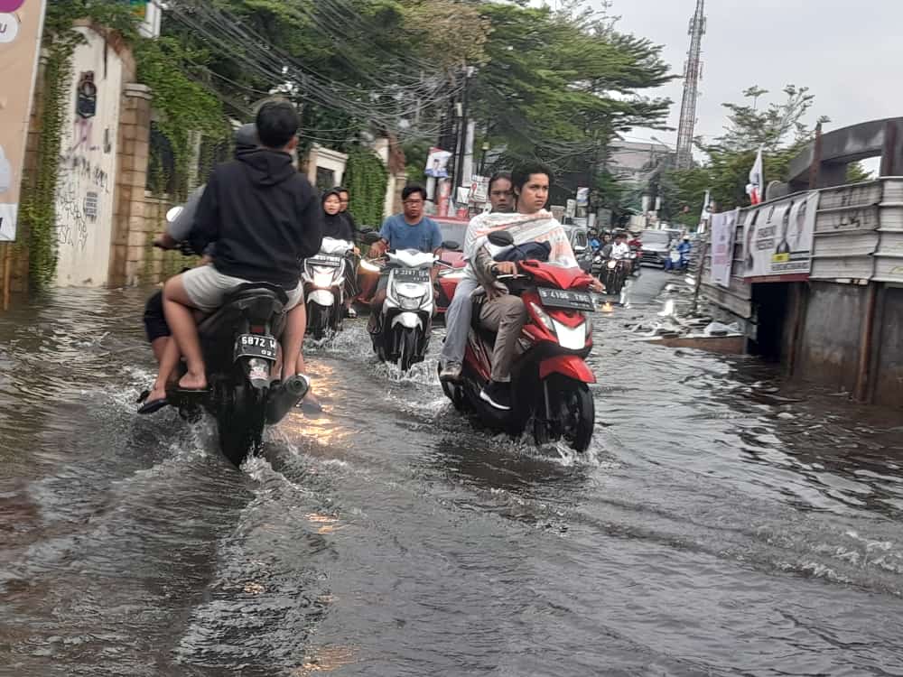 Ciputat Diguyur Hujan, Sejumlah Ruas Jalan di Pisangan Terendam Foto : Mg.Anwar