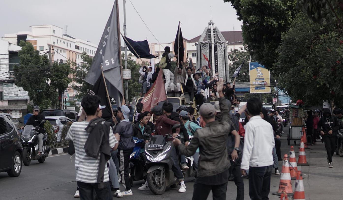 Dewan Sebut Pentingnya Peran Orang Tua & Campur Tangan Pemerintah Dokumentasi Pelajar Tangsel yang menolak adanya aksi tawuran antar pelajar di Kota Tangsel. Di mana saat ini marak aksi tawuran di Kota Tangsel.(dra)