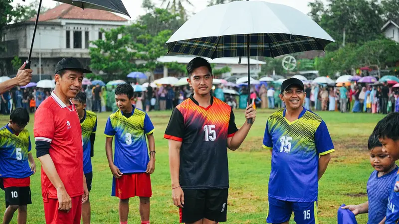 Presiden Jokowi bersama Kaesang saat main sepakbola di Yogya. Foto : Setpres